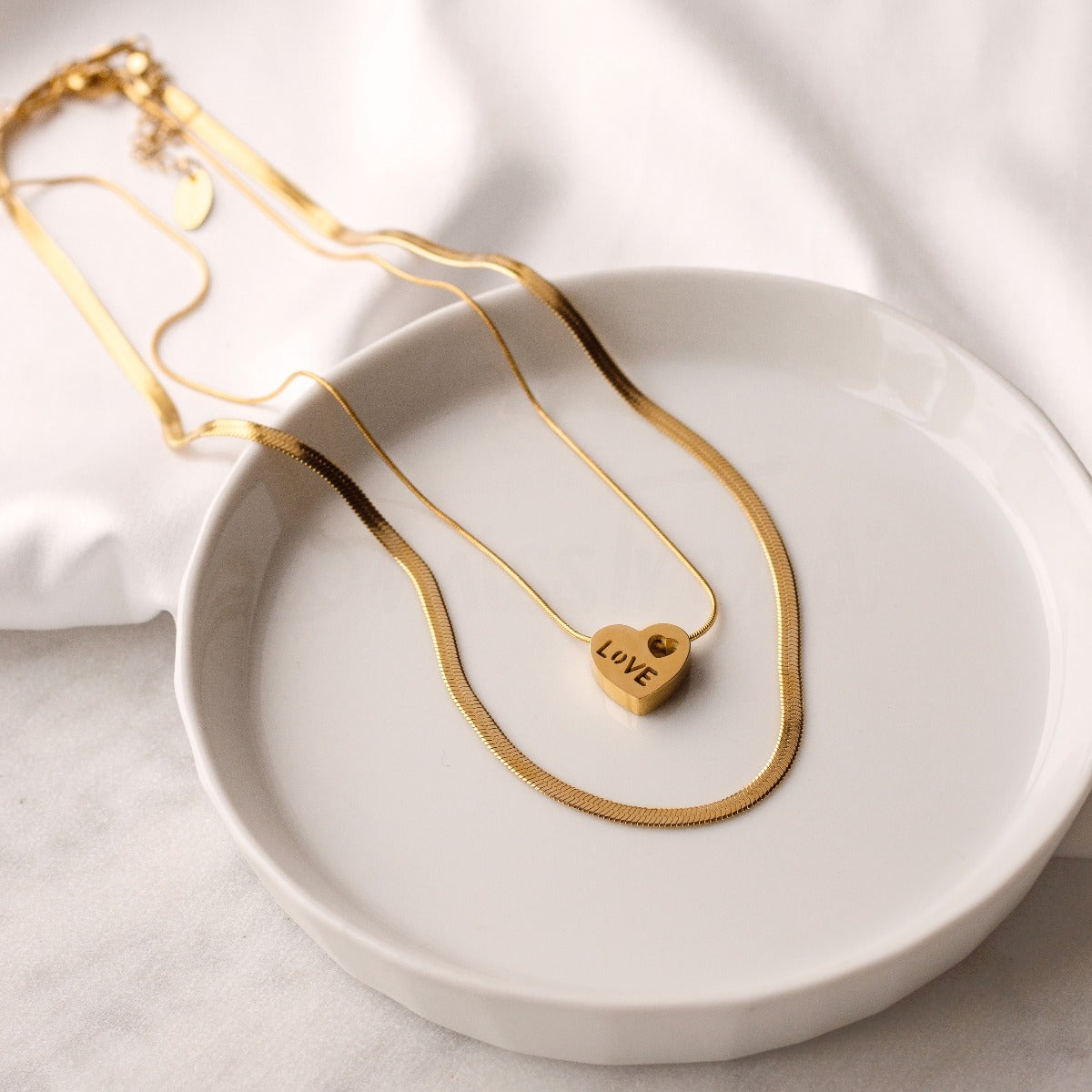 Colar Love Dourado em Aço