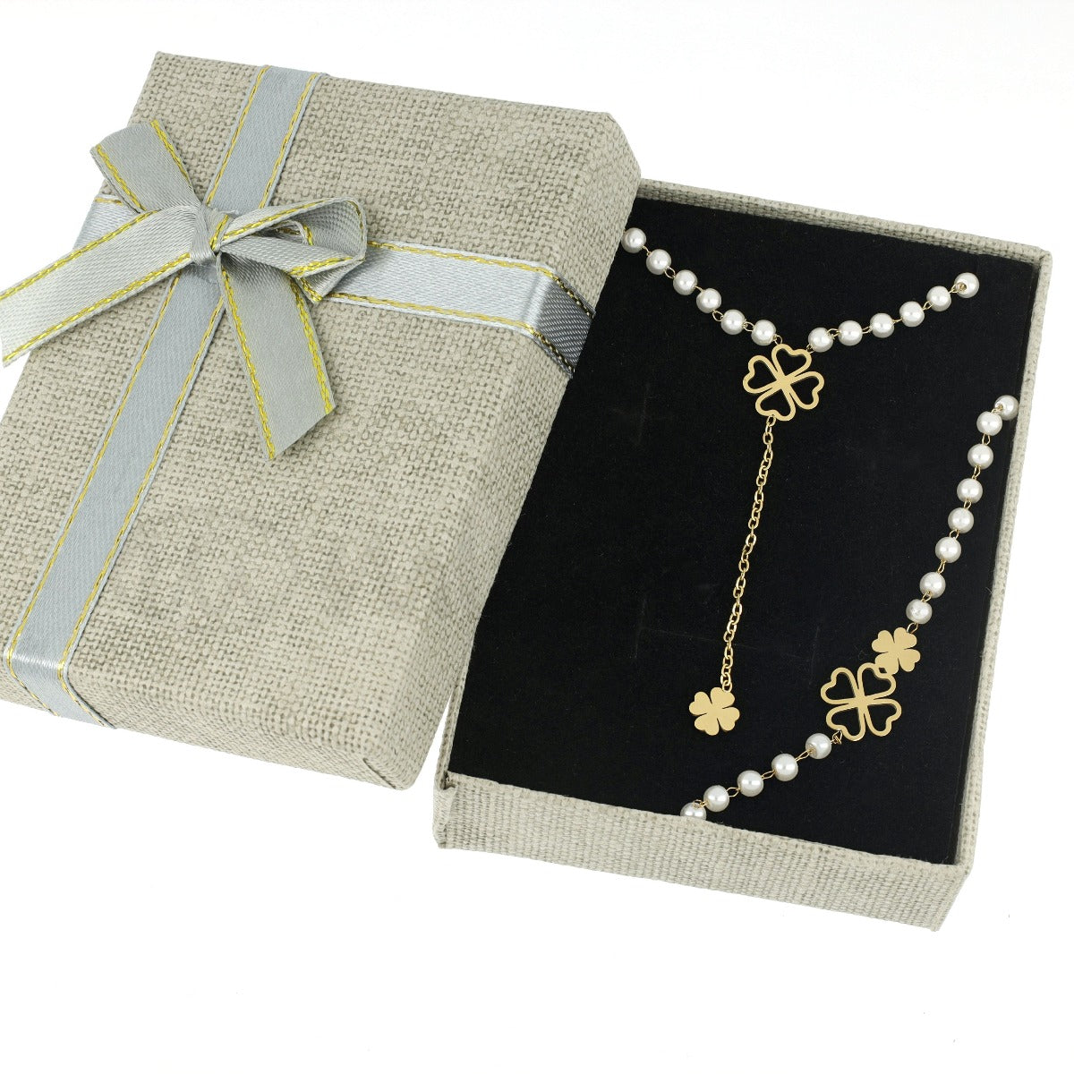 Colar pérolas com pendente trevo em aço dourado
