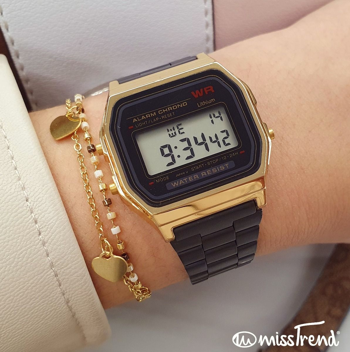 Relógio Retro preto dourado em aço
