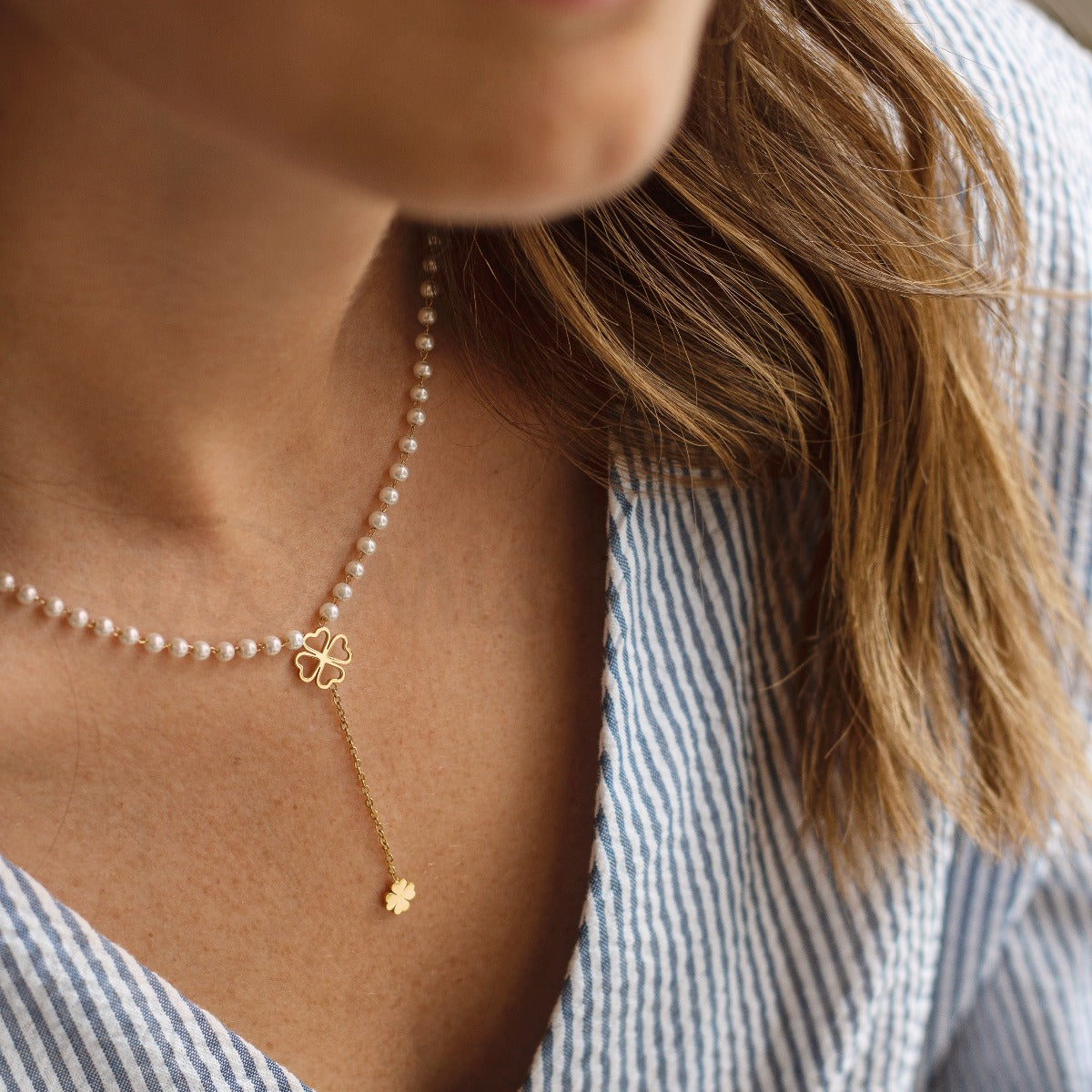 Colar pérolas com pendente trevo em aço dourado