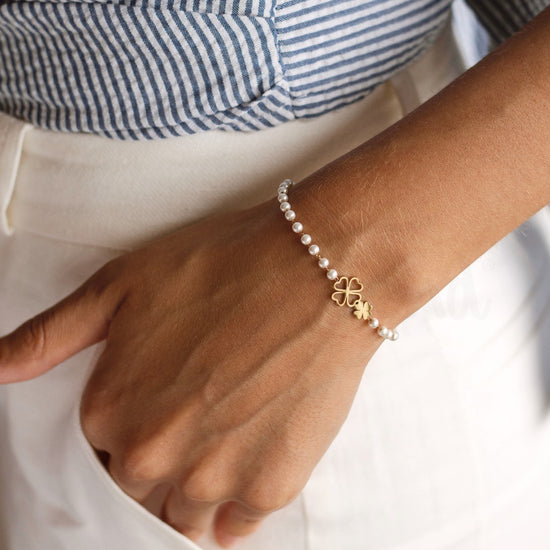 Pulseira pérolas com dois trevos em aço