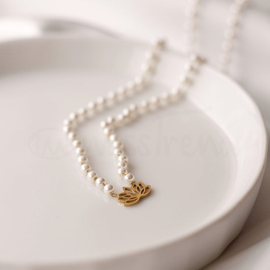 colar pérolas com pendente flor de lótus em aço