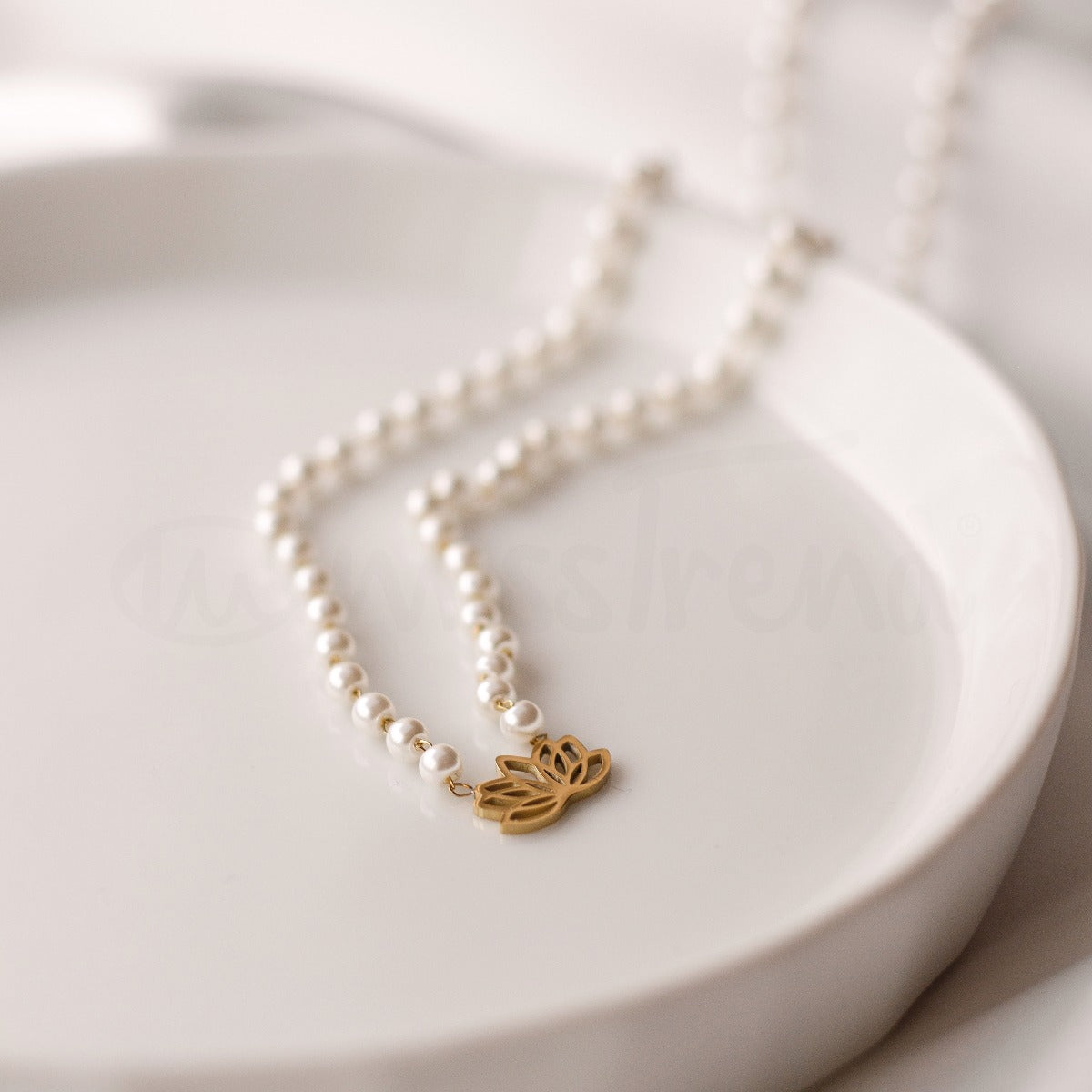 colar pérolas com pendente flor de lótus em aço