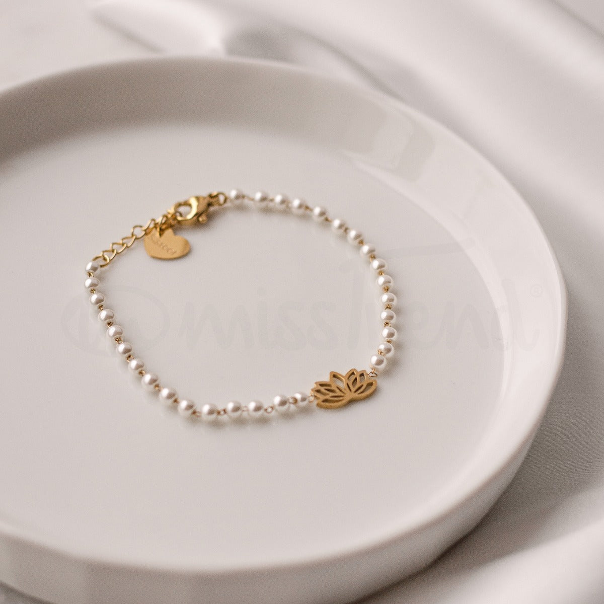 Pulseira pérolas com flor de lótus em aço
