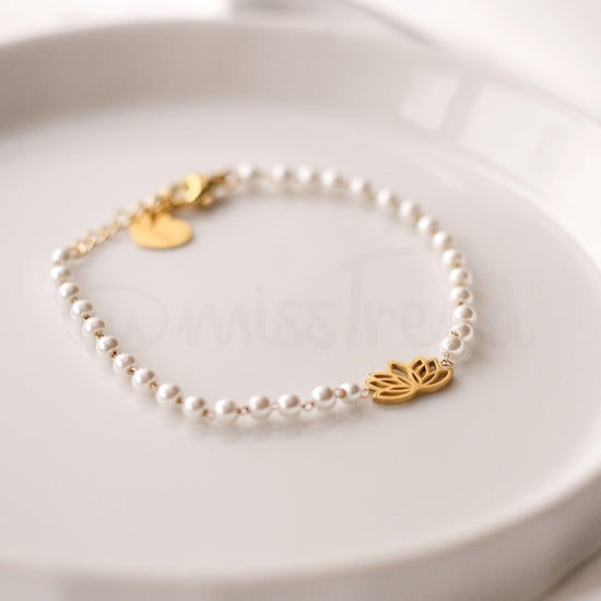 Pulseira pérolas com flor de lótus em aço