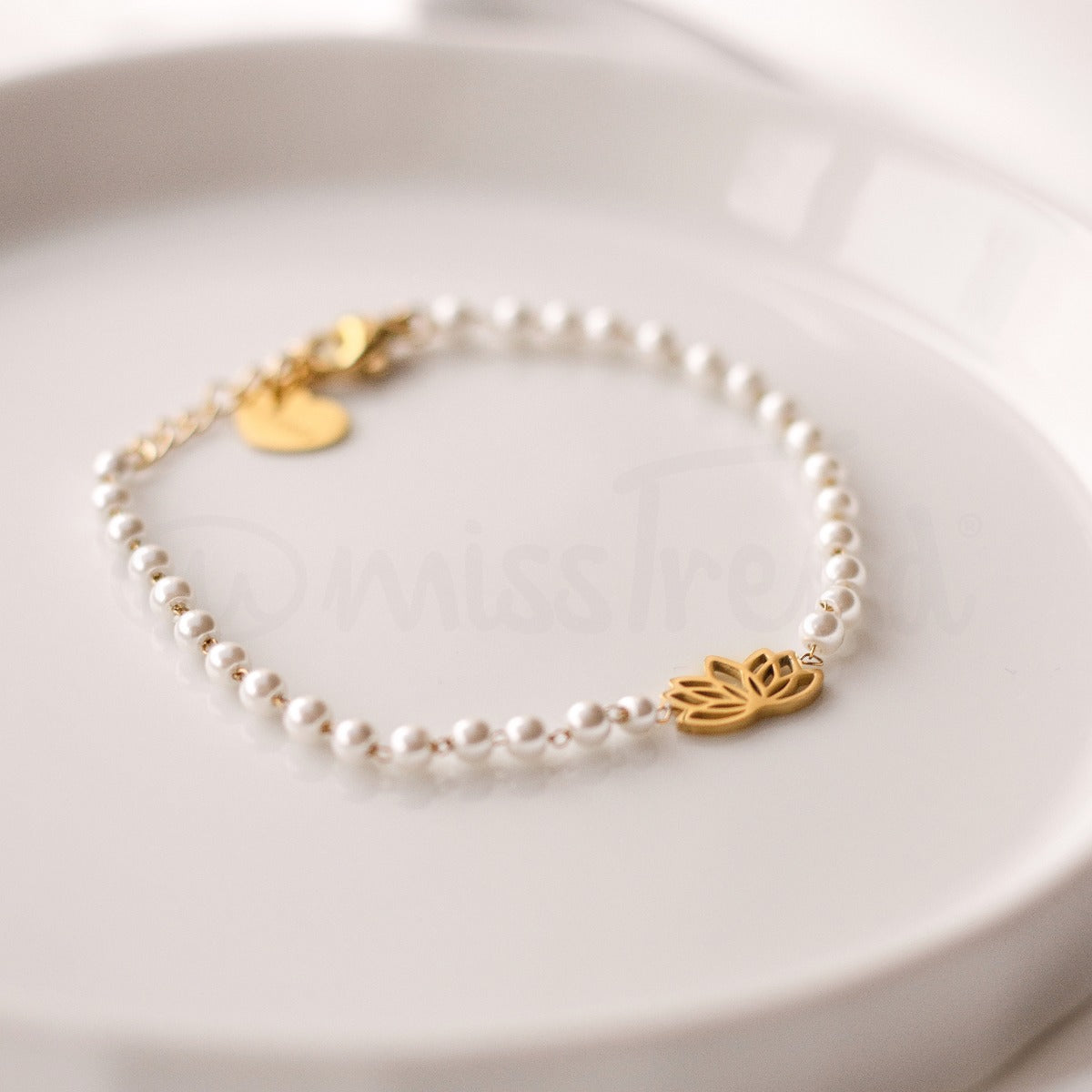 Pulseira pérolas com flor de lótus em aço
