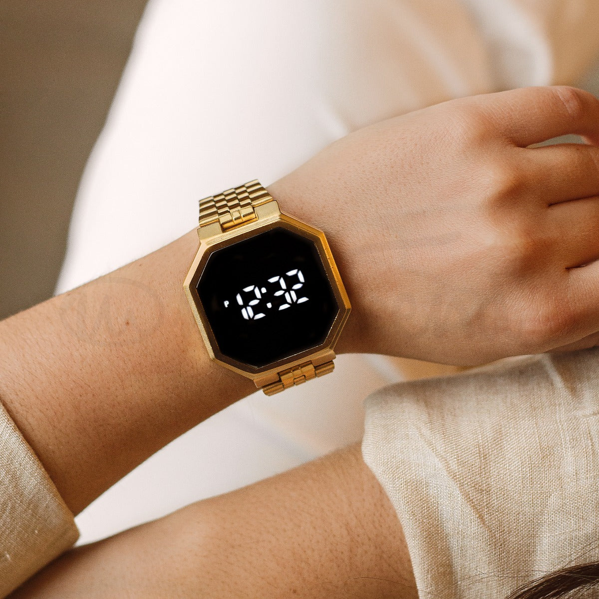 Relógio Digital dourado em aço