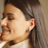 Brincos Hearts em aço prateado com detalhes dourado