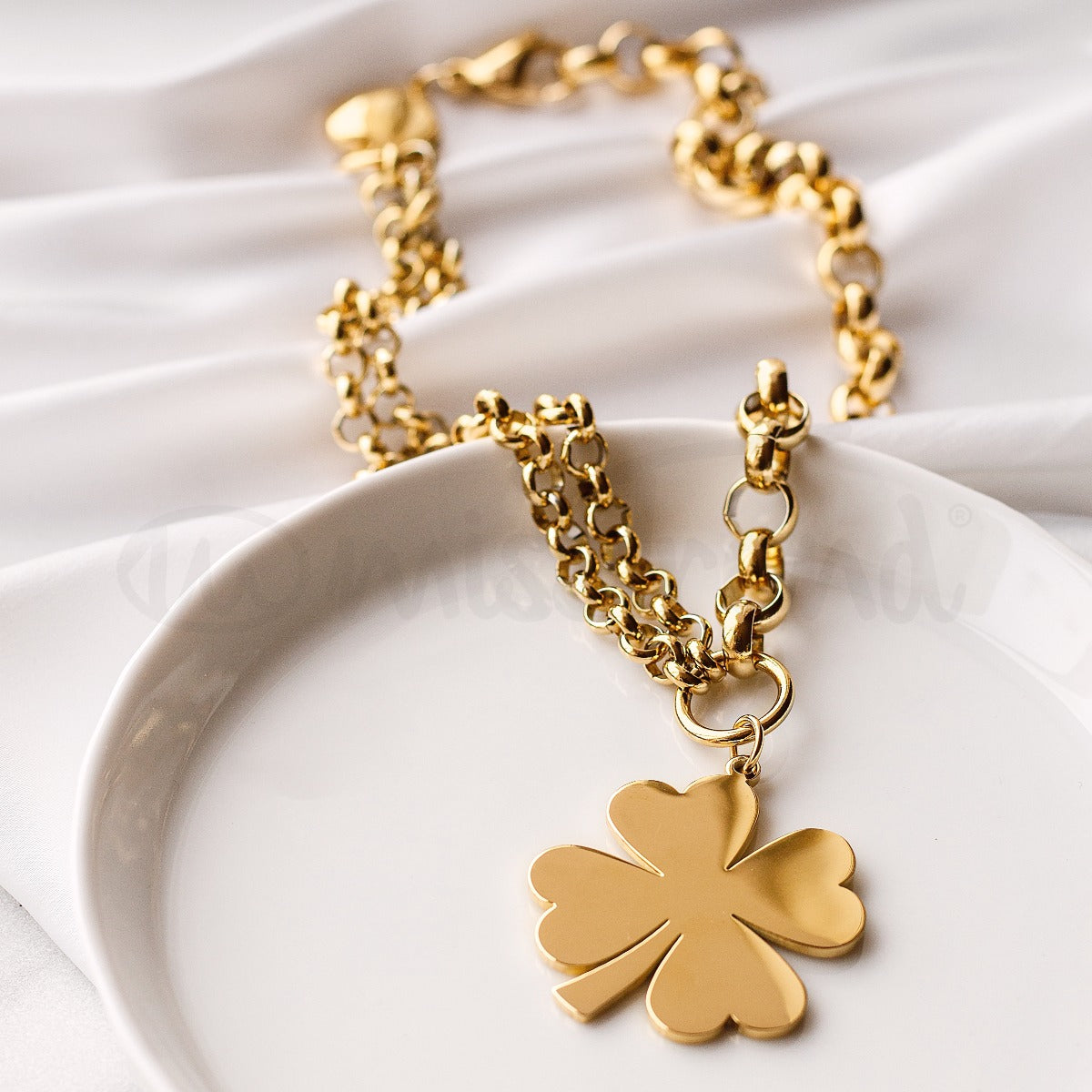 Colar Luck em aço dourado