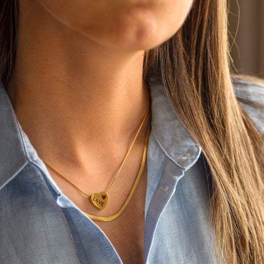 Colar Love Dourado em Aço
