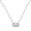 colar pérolas com pendente flor de lótus em aço