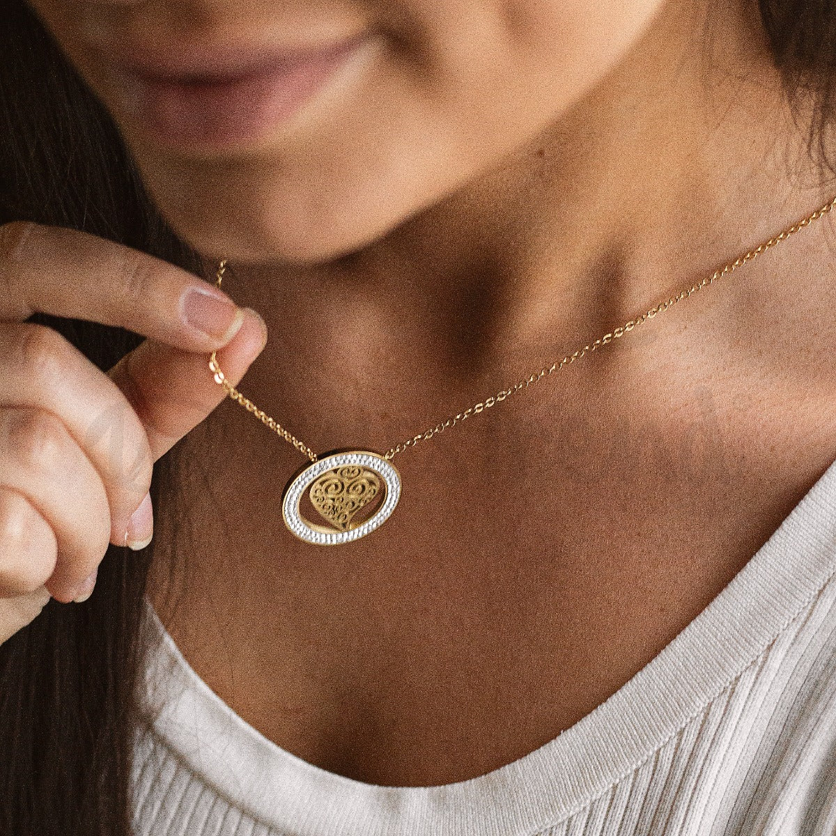 Colar coração de viana em aço dourado