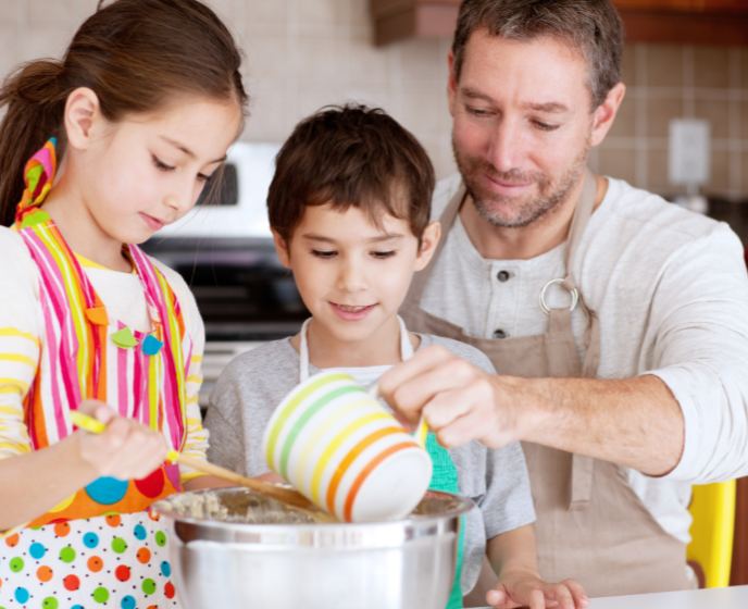 Crianças a cozinhar com o pai