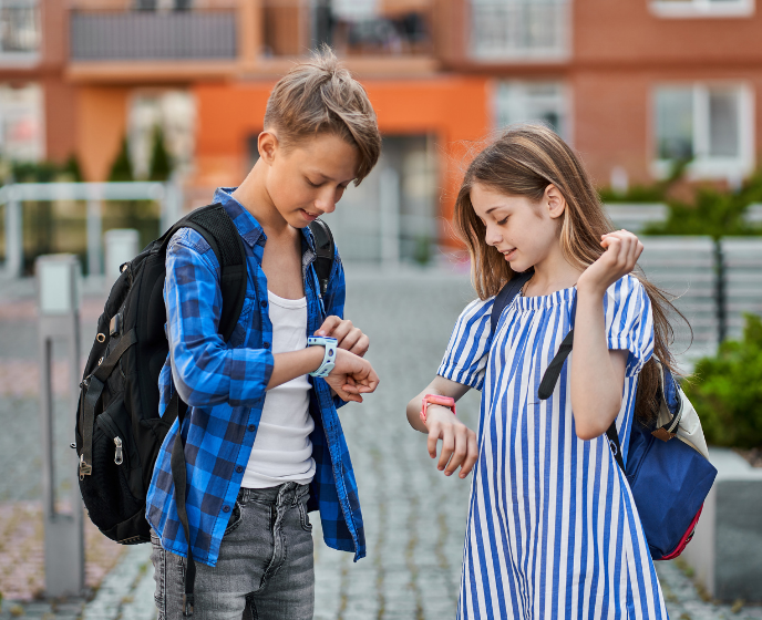 Crianças a interagir com smartwatch