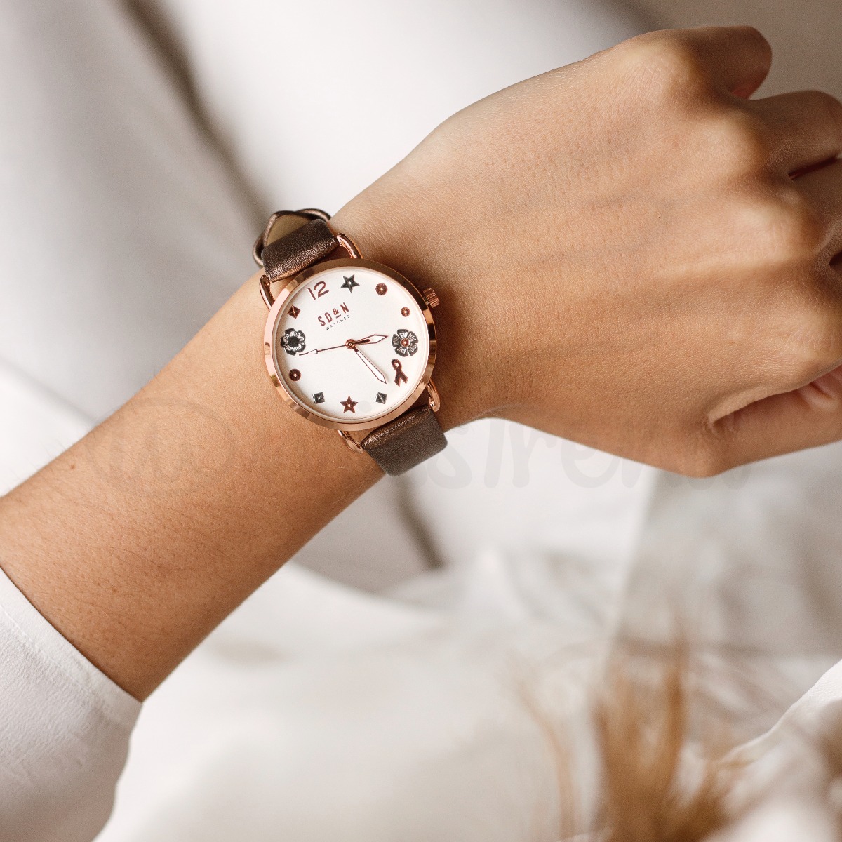 Relógio apoio à luta contra o cancro da mama em pele sintética castanho