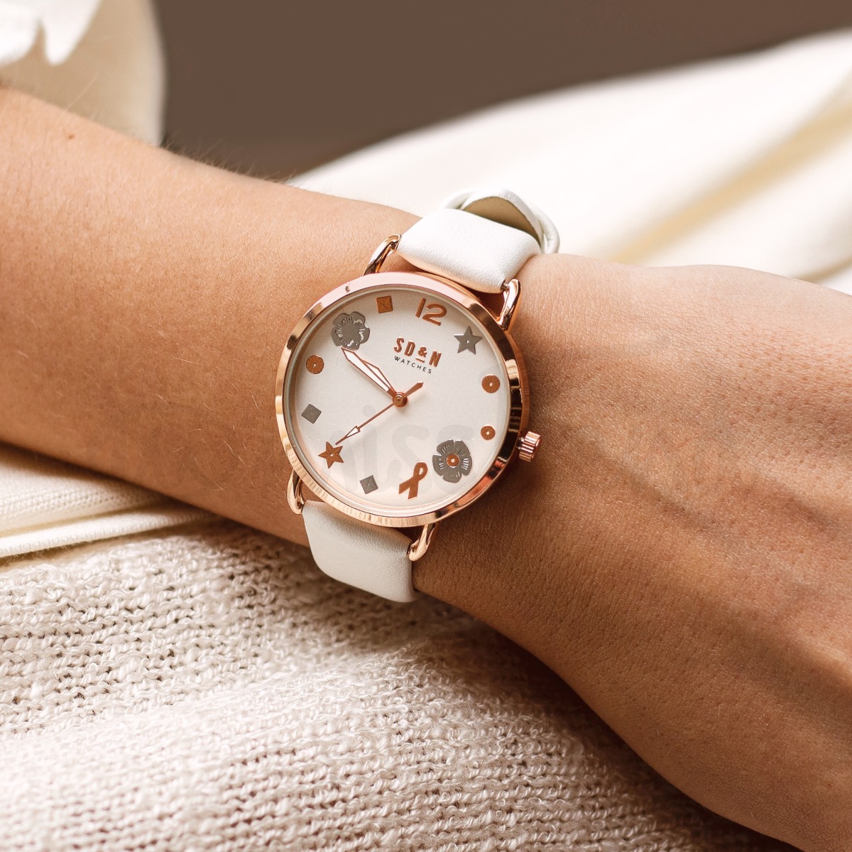 Relógio apoio à luta contra o cancro da mama em pele sintética branco